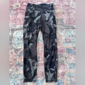 Athleta Camo Leggings Gray 2 side Zip Pockets Size Small